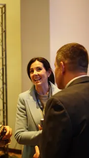 Dos asistentes dialogando durante el 6.º Encuentro