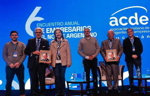 Grupo de reconocidos posando con sus distinciones en el escenario