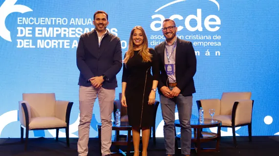 Integrantes de ACDE Tucumán en el escenario del 6.º Encuentro
