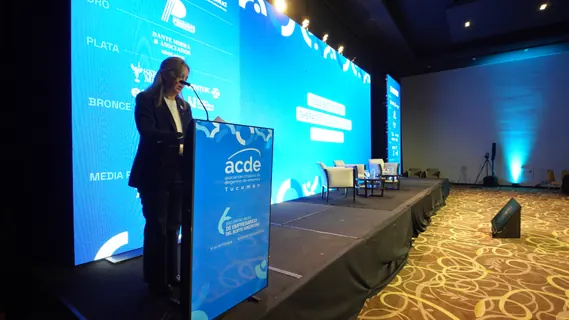 Escenario del 6.º Encuentro con la pantalla institucional de ACDE Tucumán