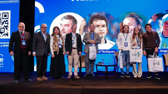 Equipo de ACDE Tucumán y disertantes en el escenario del 6.º Encuentro