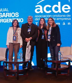 Participantes posando frente al escenario del 6.º Encuentro