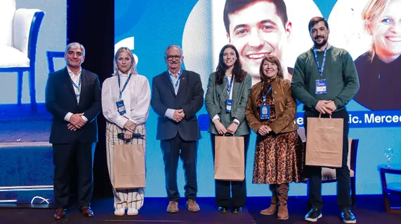 Equipo de trabajo posando con los obsequios del 6.º Encuentro