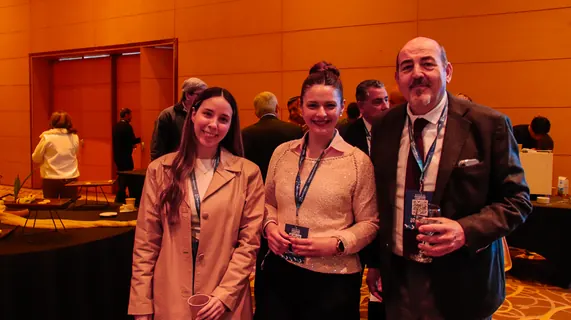 Grupo de participantes reunidos durante el 6.º Encuentro