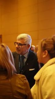 Empresarios dialogando durante el espacio de networking del 6.º Encuentro