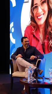 Orador sonriendo mientras responde en un panel del 6.º Encuentro