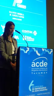 Oradora en el atril institucional de ACDE Tucumán