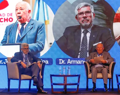 Panel de apertura con autoridades e invitados sentados en el escenario