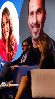 Oradores compartiendo una risa durante un panel del 6.º Encuentro