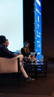 Panel de tres oradores conversando en el escenario del 6.º Encuentro