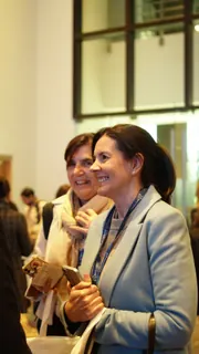 Dos participantes riendo durante un corte del 6.º Encuentro