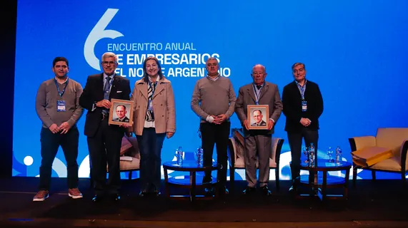 Entrega de reconocimientos sobre el escenario del 6.º Encuentro