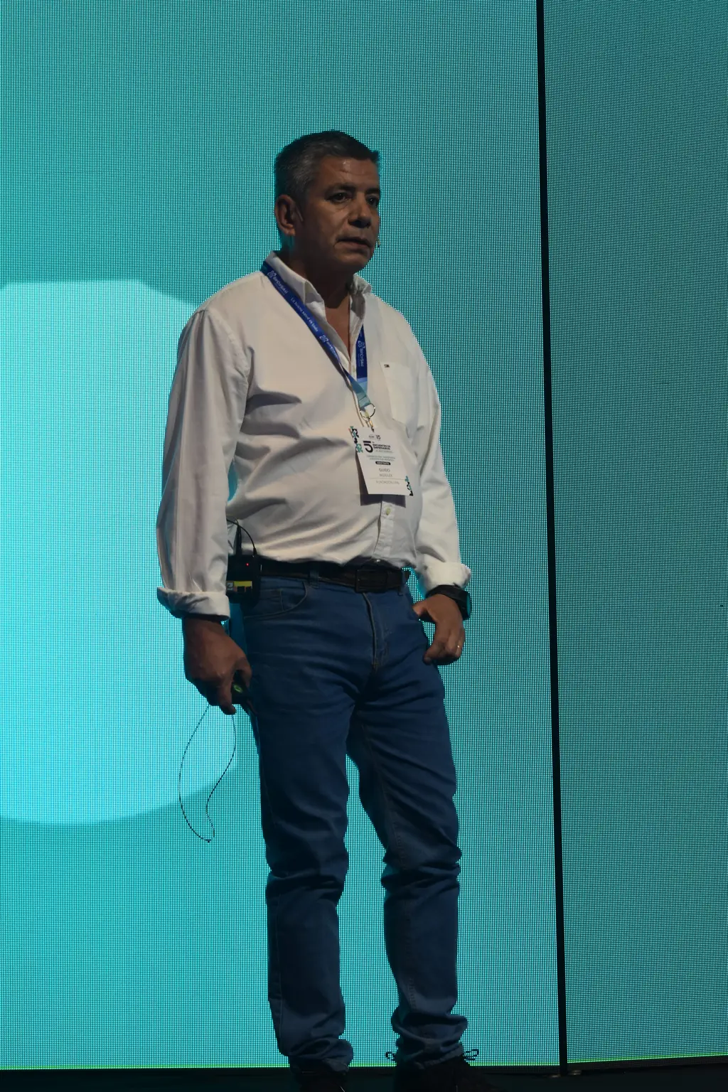 Orador presentando en el escenario del encuentro anterior