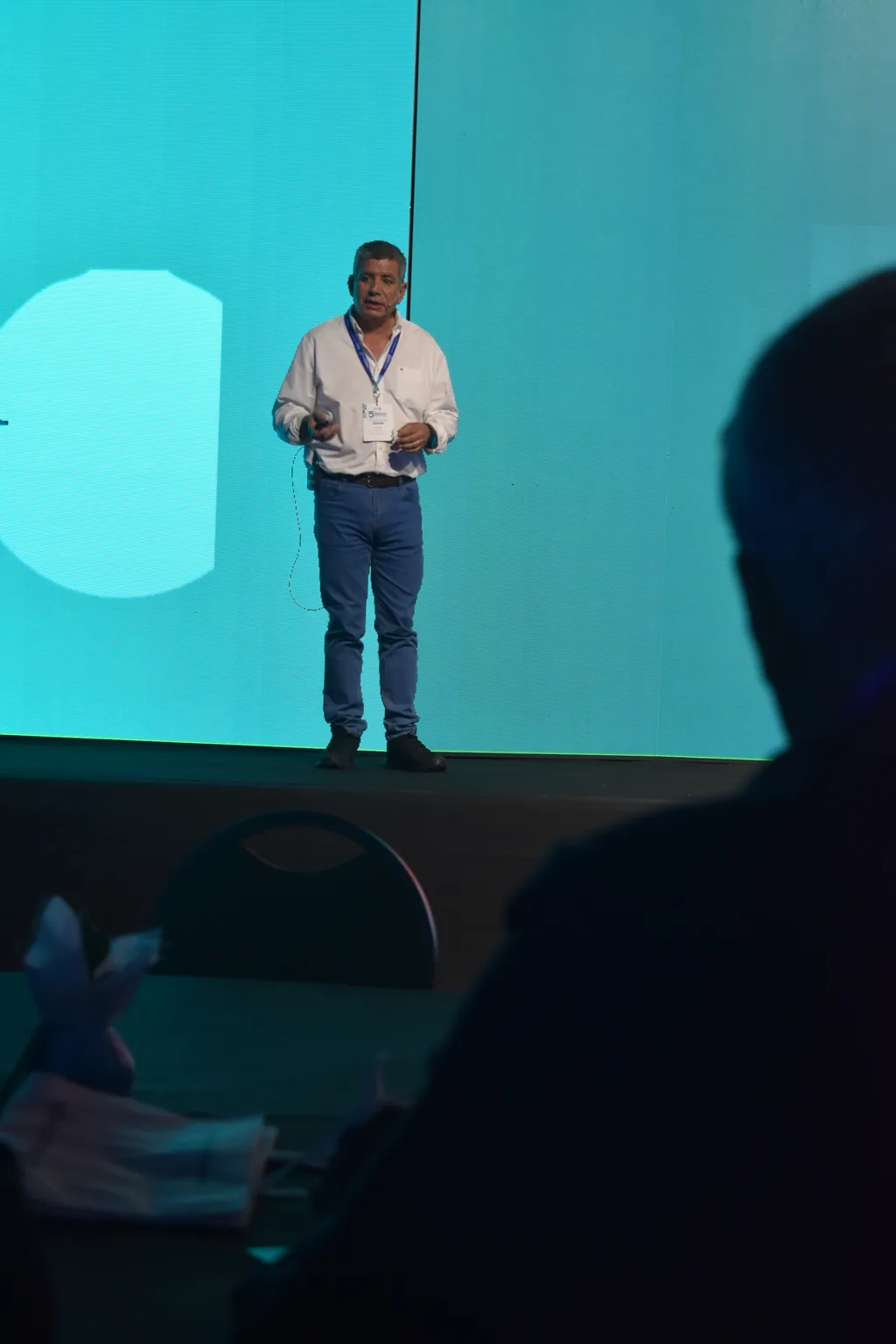 Presentación en escenario con pantalla institucional en el encuentro anterior